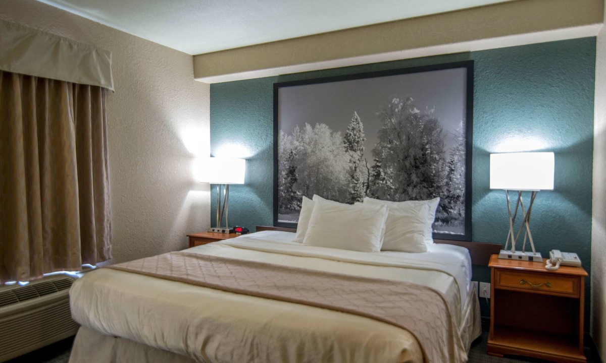 Dauphin Hotel | Super 8 by Wyndham Dauphin