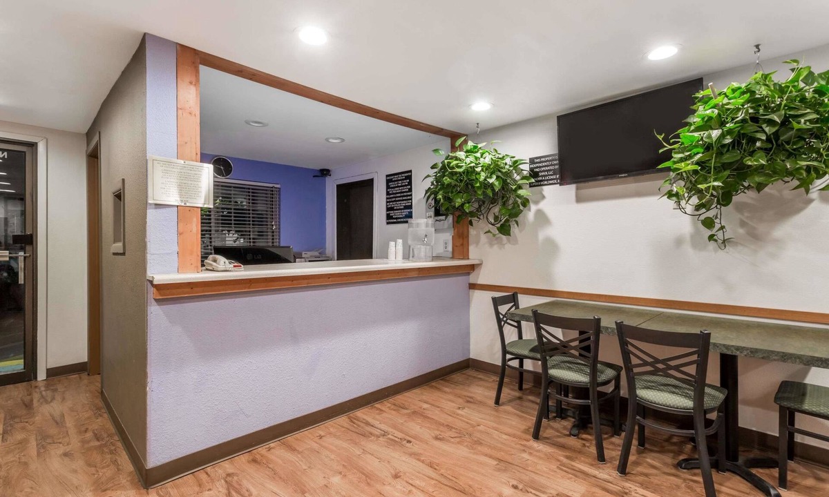 Douglas Hotel | Super 8 by Wyndham Douglas