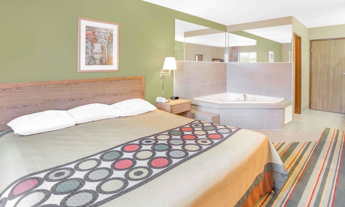 Carbon Cliff Hotel | Super 8 by Wyndham East Moline
