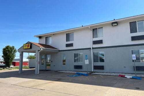 Emporia Hotel | Super 8 by Wyndham Emporia