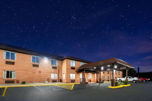 Kingmont Hotel | Super 8 by Wyndham Fairmont