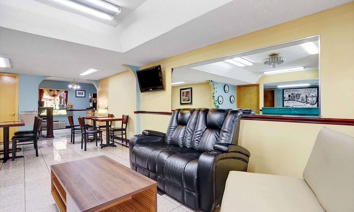 Forest Park Hotel | Super 8 by Wyndham Forest Park