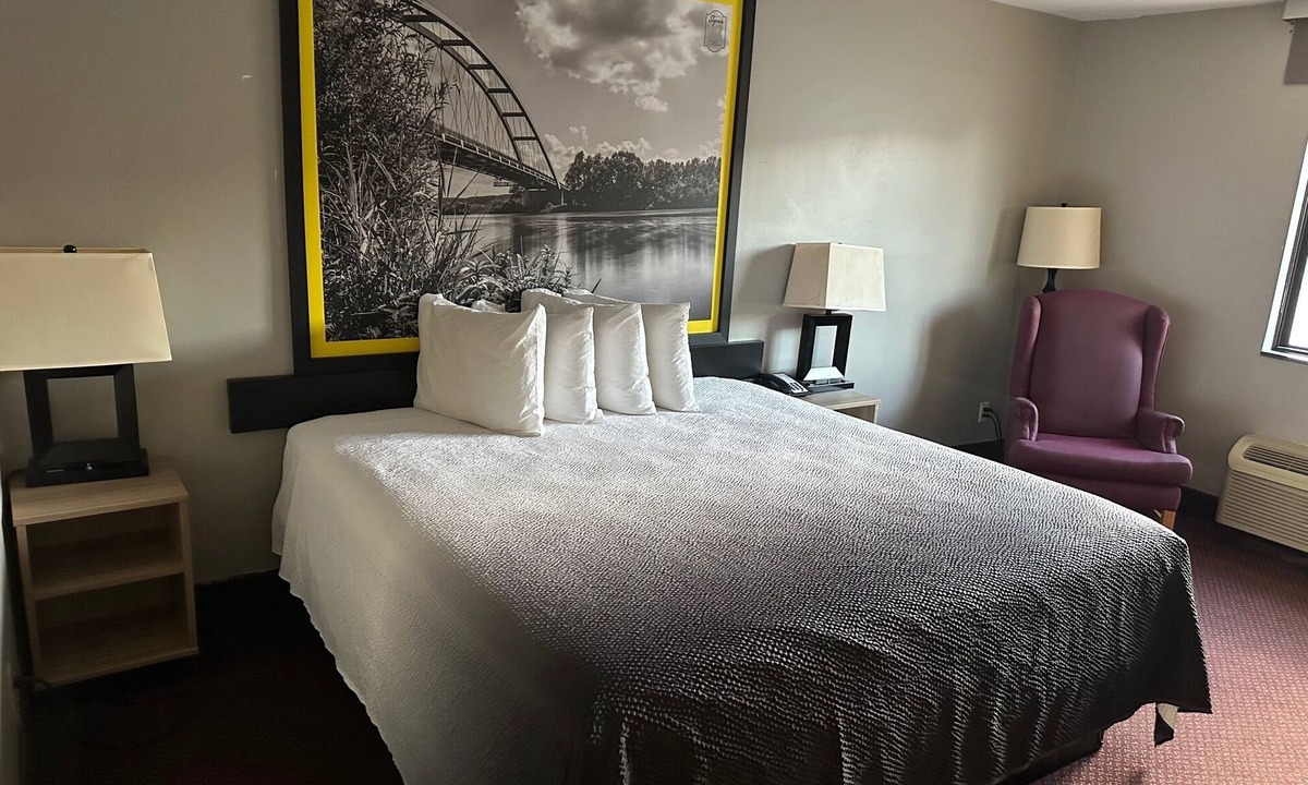 Fort Scott Hotel | Super 8 by Wyndham Fort Scott