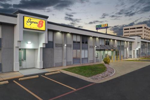 West Meadowbrook Hotel | Super 8 by Wyndham Fort Worth Entertainment District