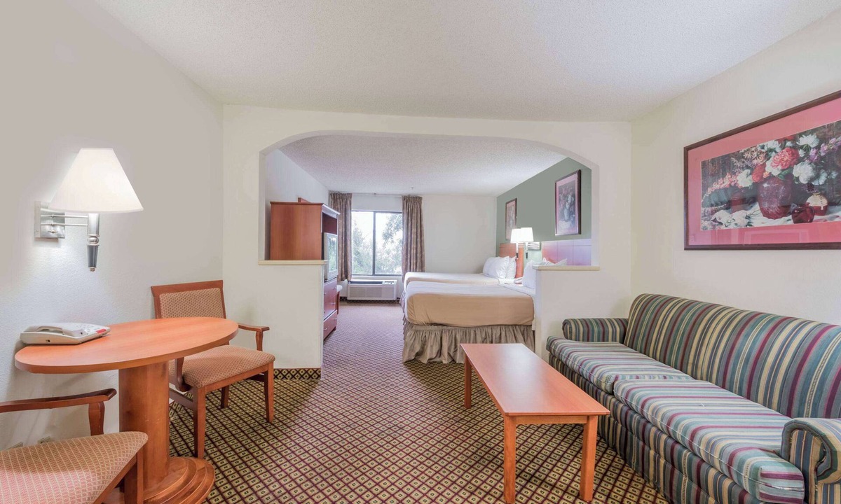 Fort Worth Hotel | Super 8 by Wyndham Fort Worth Downtown South