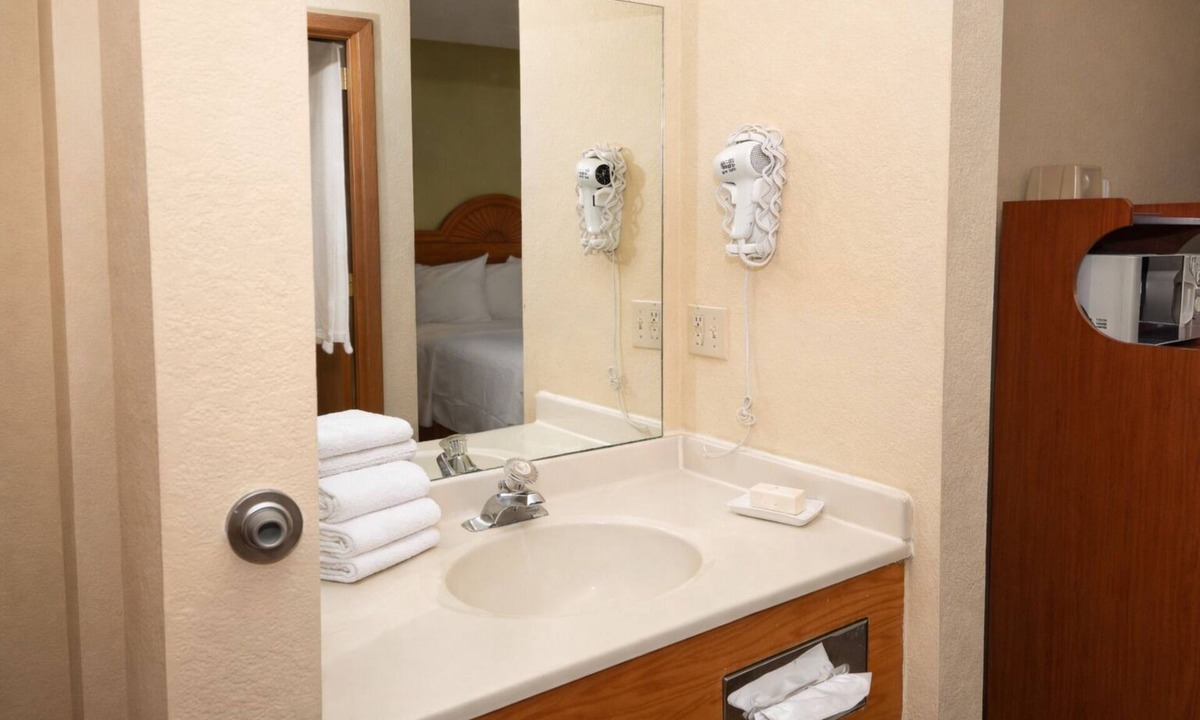 Allison Hotel | Super 8 by Wyndham Gallup