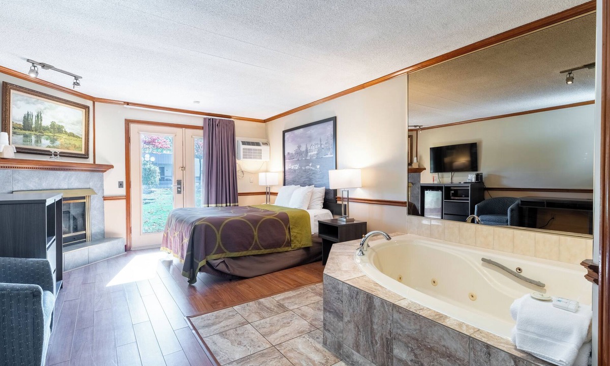 Gananoque Hotel | Super 8 by Wyndham Gananoque/Country Squire Resort