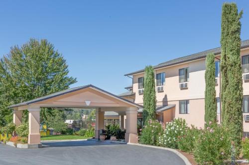 Grants Pass Hotel | Super 8 by Wyndham Grants Pass