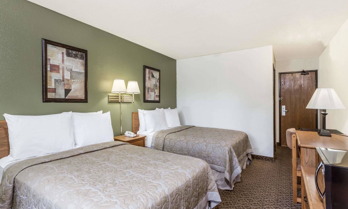Downtown Hotel | Super 8 by Wyndham Hampton