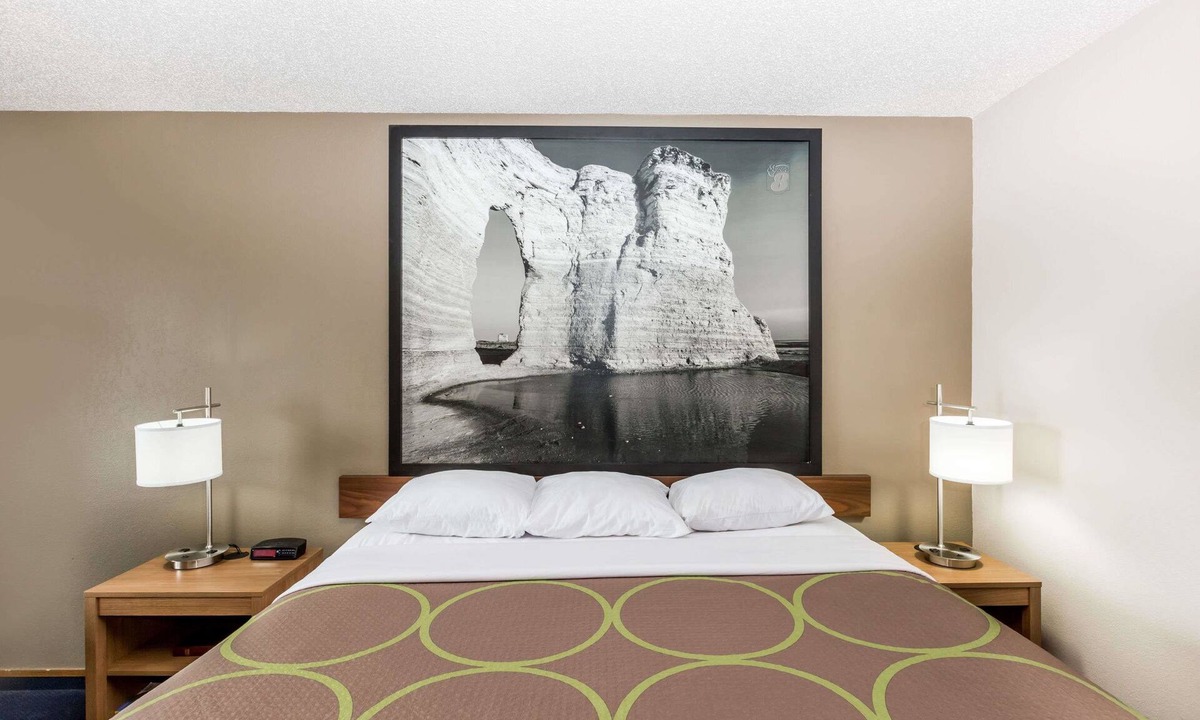 Hays Hotel | Super 8 by Wyndham Hays KS