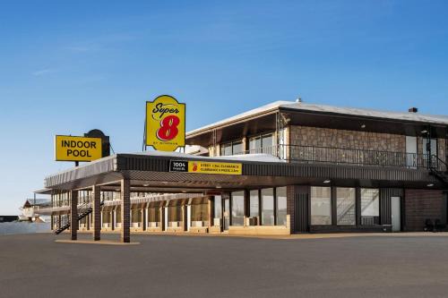 Hearst Hotel | Super 8 by Wyndham Hearst ON