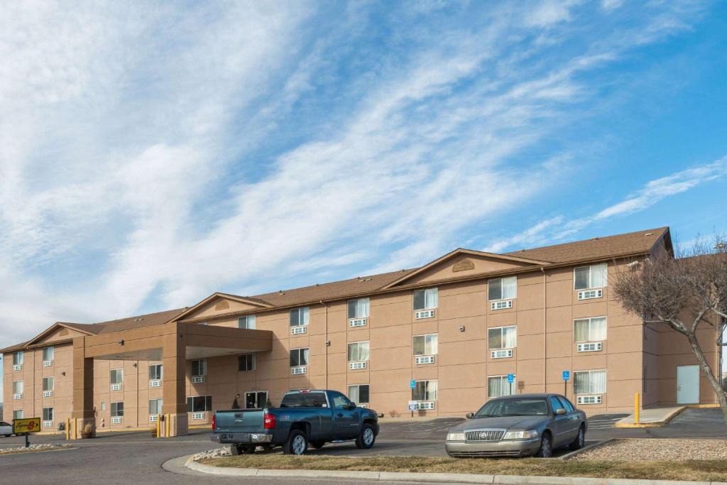 Dupont Hotel | Super 8 by Wyndham Henderson North East Denver