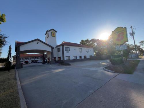 Brookhollow Hotel | Super 8 by Wyndham Houston/Brookhollow NW