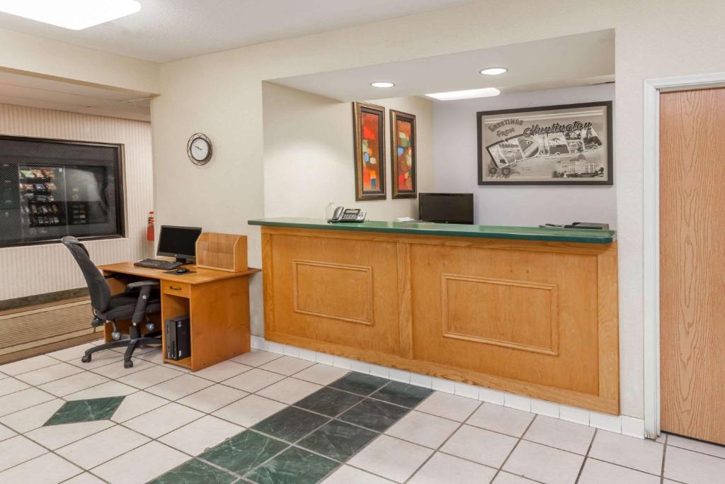 Huntington Hotel | Super 8 by Wyndham Huntington