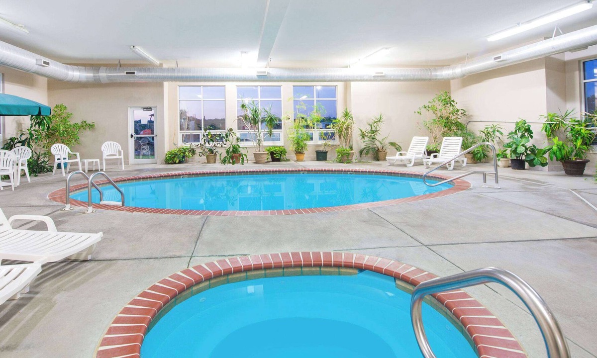 Iola Hotel | Super 8 by Wyndham Iola KS