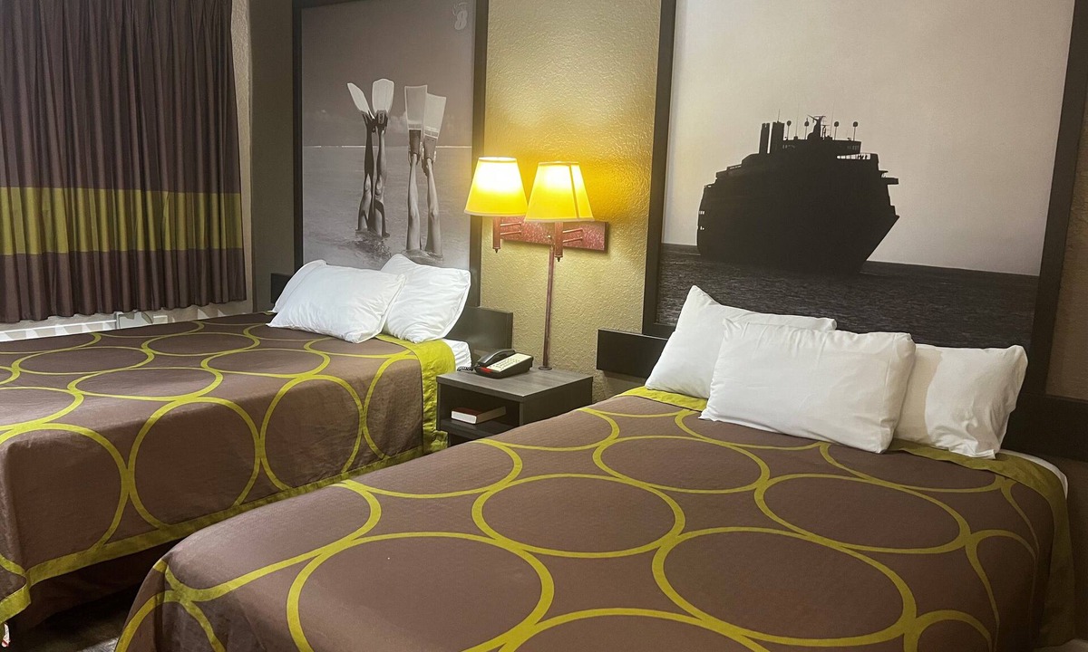 La Marque Hotel | Super 8 by Wyndham La Marque TX/Texas City Area