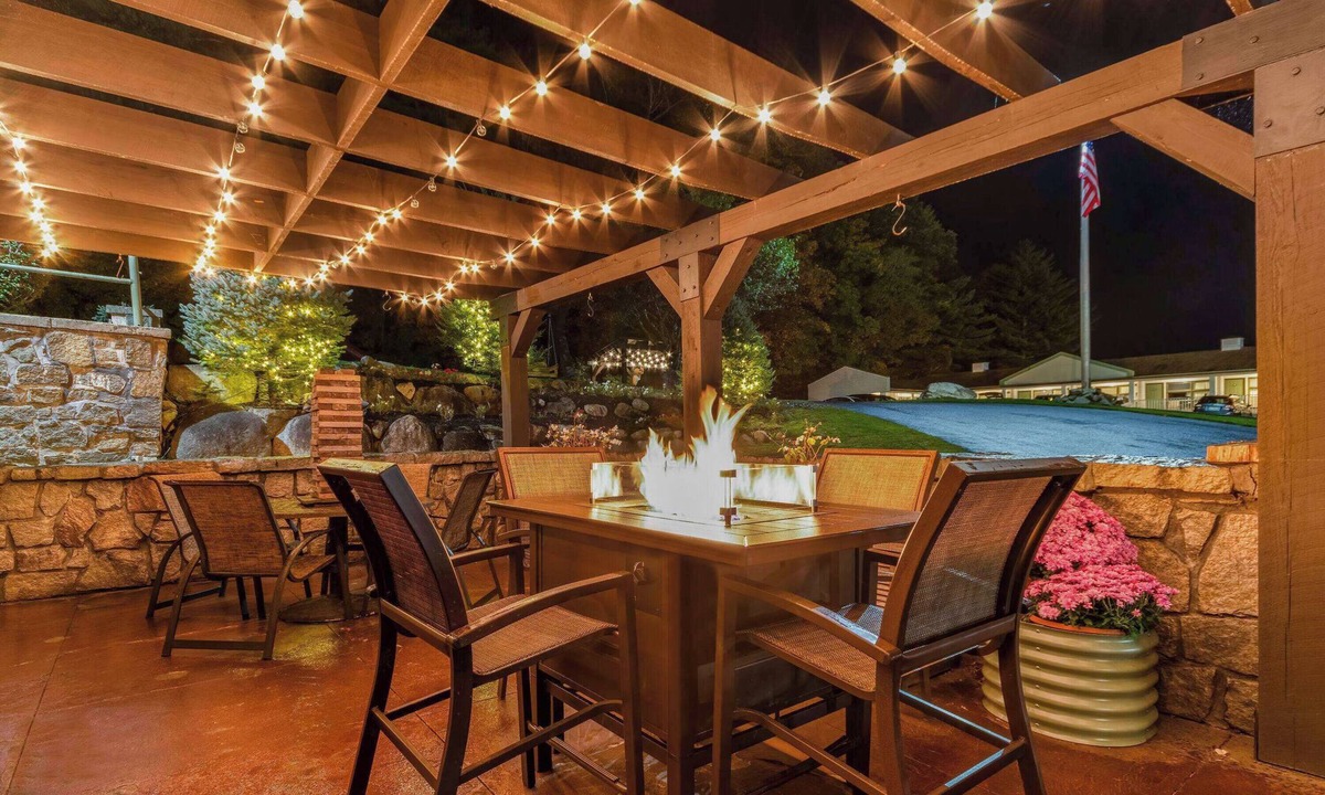 Lake George Hotel | Super 8 by Wyndham Lake George/Downtown