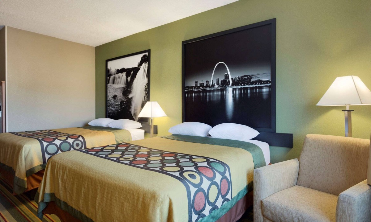 Lee's Summit Hotel | Super 8 by Wyndham Lees Summit