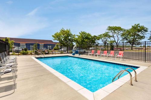 Lenexa Hotel | Super 8 by Wyndham Lenexa Overland Park Area/Mall Area