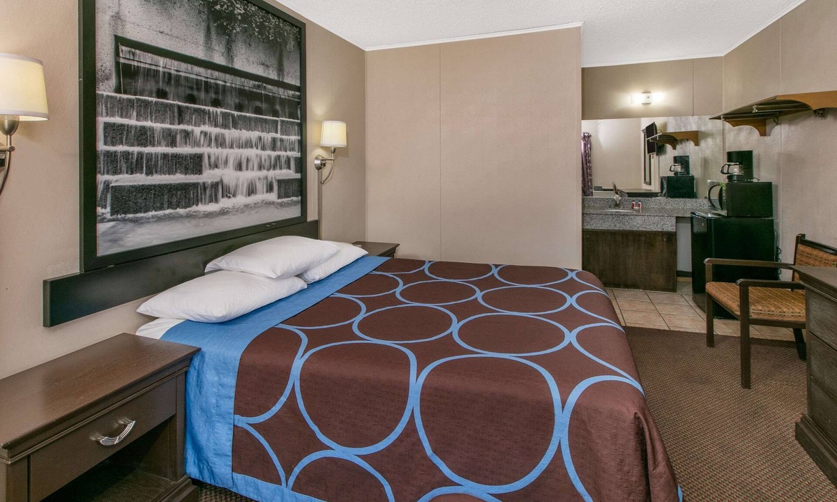 Downtown Hotel | Super 8 by Wyndham Lubbock Civic Center North