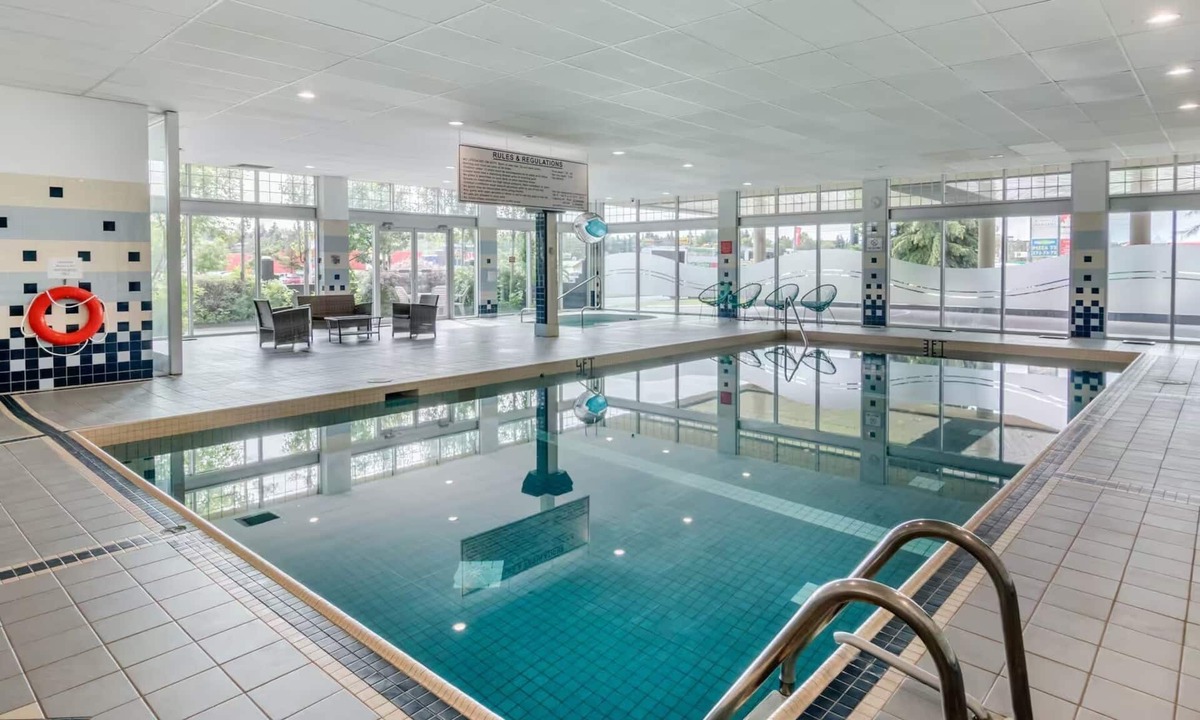 Southwest Calgary Hotel | Super 8 by Wyndham Macleod Trail Calgary