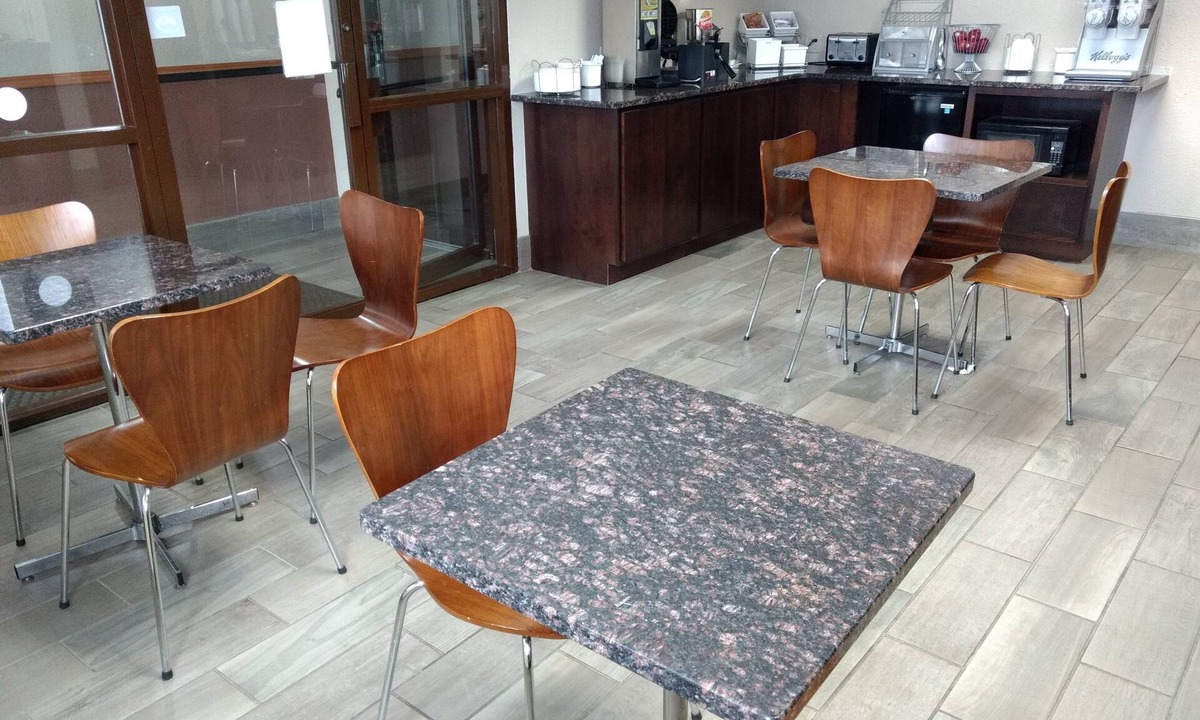 Madison Hotel | Super 8 by Wyndham Madison
