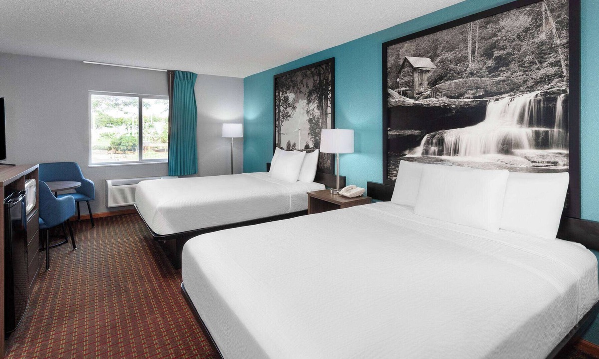 McHenry Hotel | Super 8 by Wyndham McHenry/Fox Lake Area