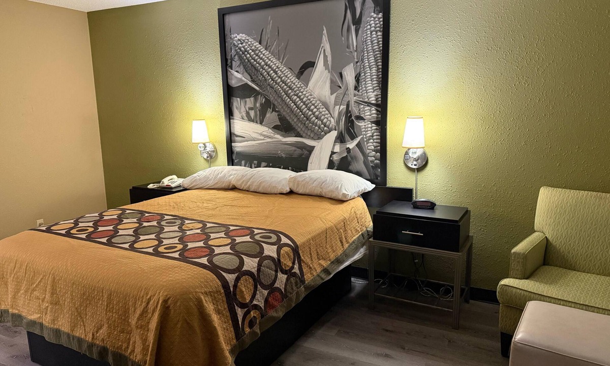 Mendota Hotel | Super 8 by Wyndham Mendota I-39
