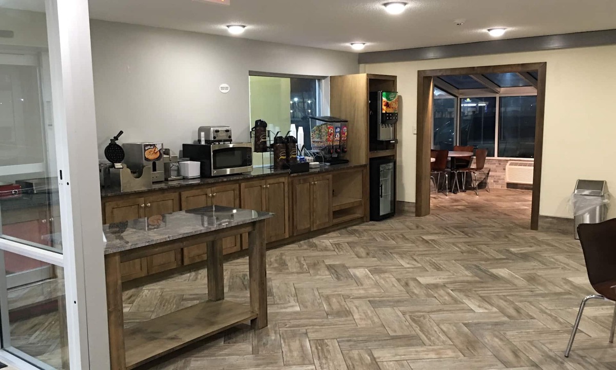 Meridian Hotel | Super 8 by Wyndham Meridian