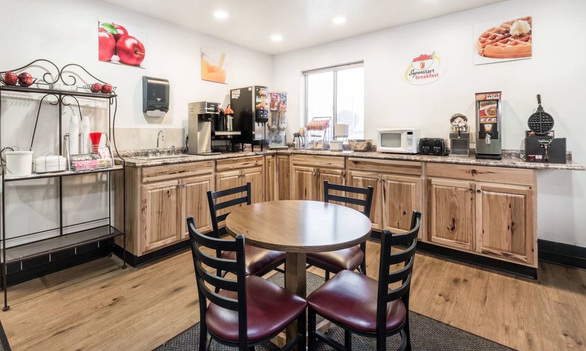 Grant Creek Hotel | Super 8 by Wyndham Missoula/Reserve St.