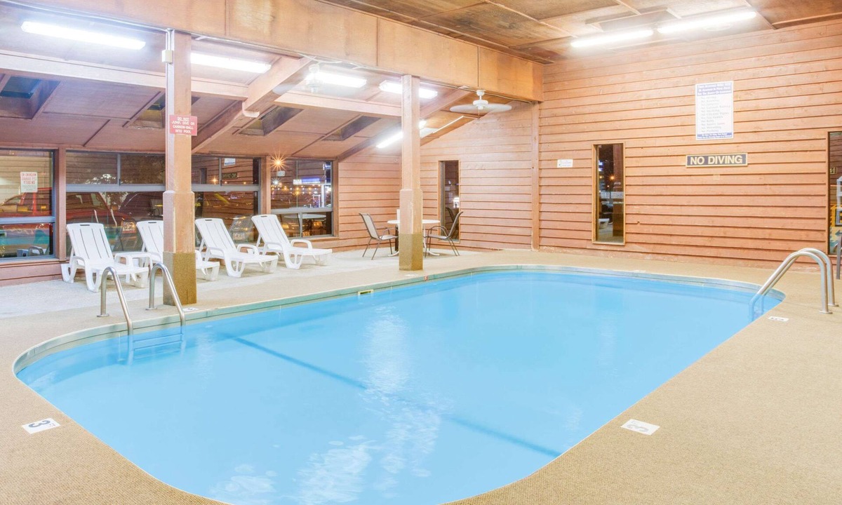 Mitchell Hotel | Super 8 by Wyndham Mitchell