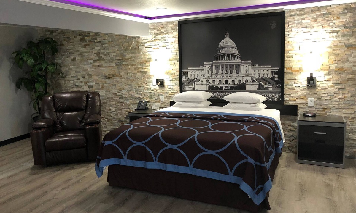 Moberly Hotel | Super 8 by Wyndham Moberly MO