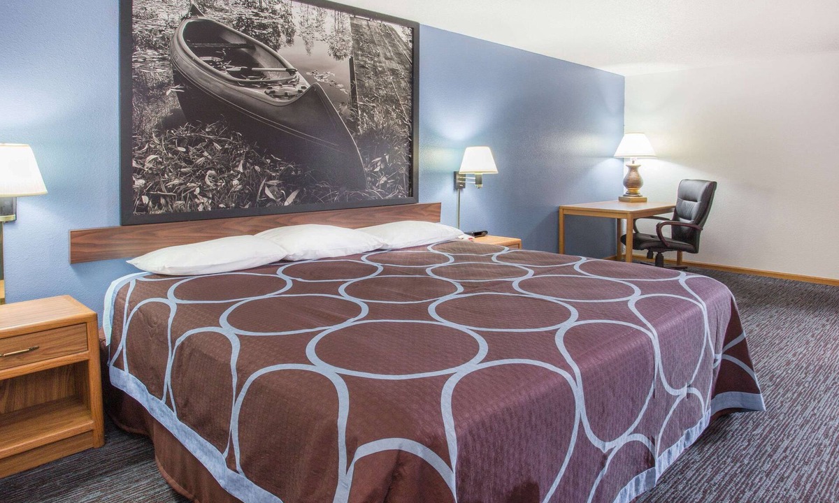 Monmouth Hotel | Super 8 by Wyndham Monmouth IL
