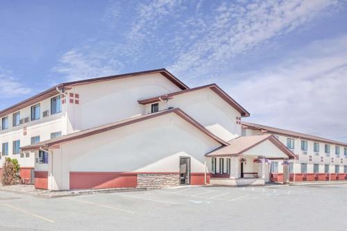 Montgomery Hotel | Super 8 by Wyndham Montgomery Maybrook