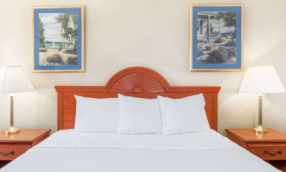 Montgomery Hotel | Super 8 by Wyndham Montgomery Maybrook