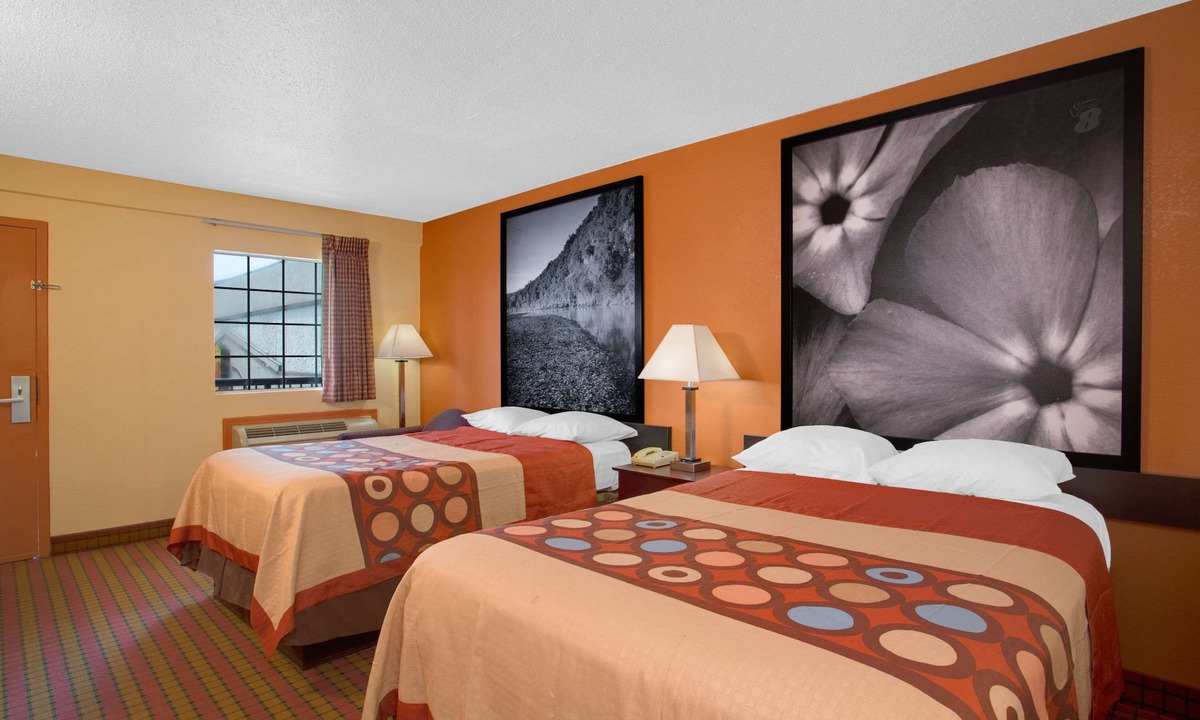 Monticello Hotel | Super 8 by Wyndham Monticello AR