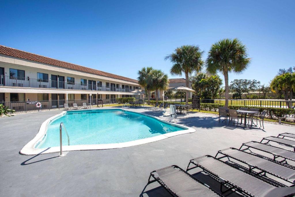 Rural Estates Hotel | Super 8 by Wyndham Naples