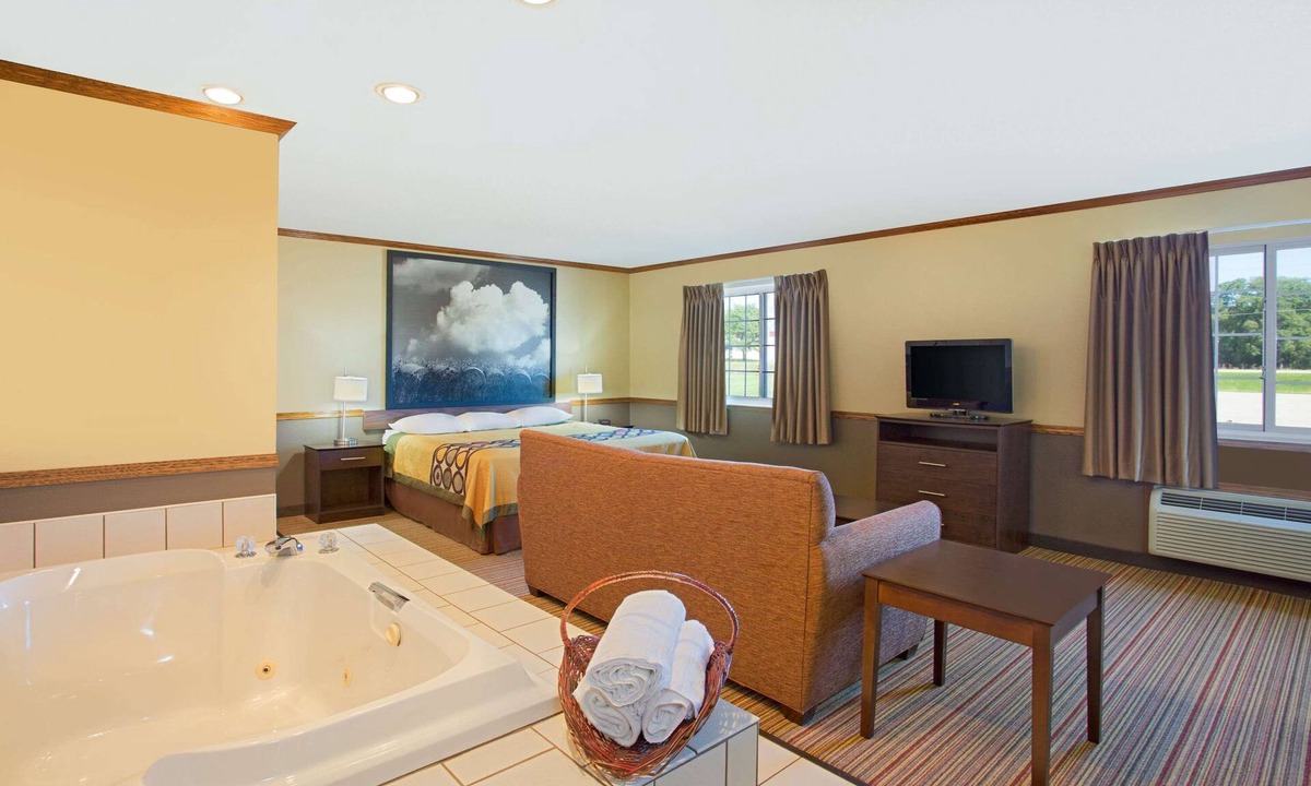 New Hampton Hotel | Super 8 by Wyndham New Hampton