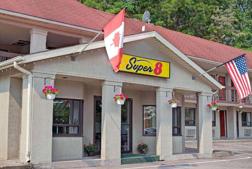 Silvertown Hotel | Super 8 by Wyndham Niagara Falls North