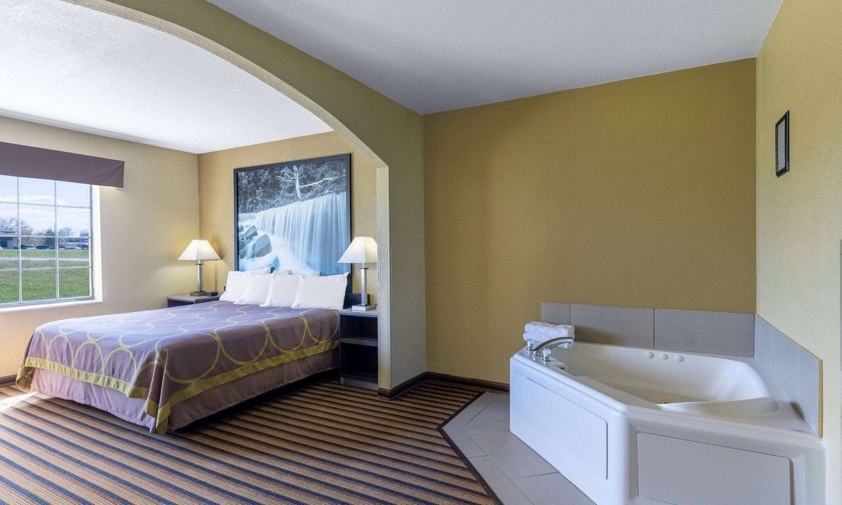 Nixa Hotel | Super 8 by Wyndham Nixa/Springfield Area