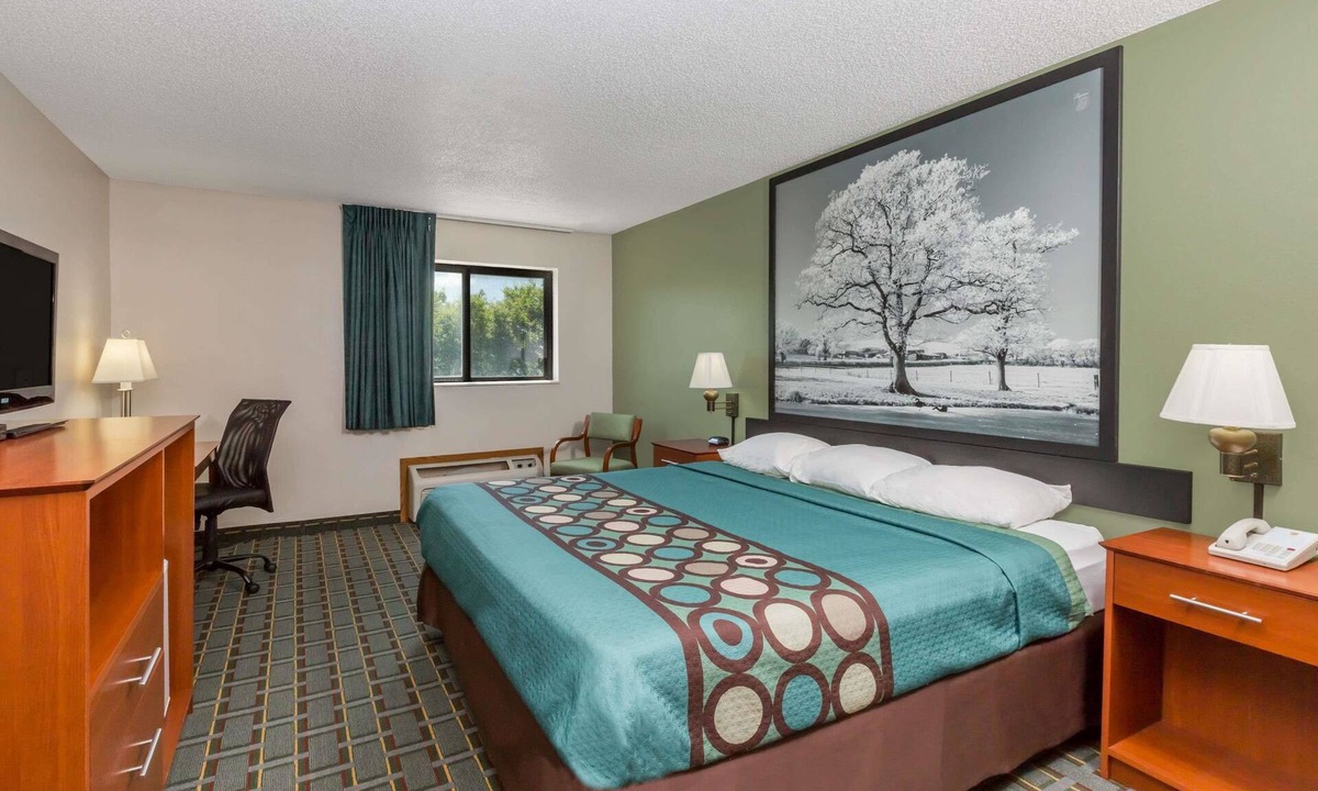 Osceola Hotel | Super 8 by Wyndham Osceola IA