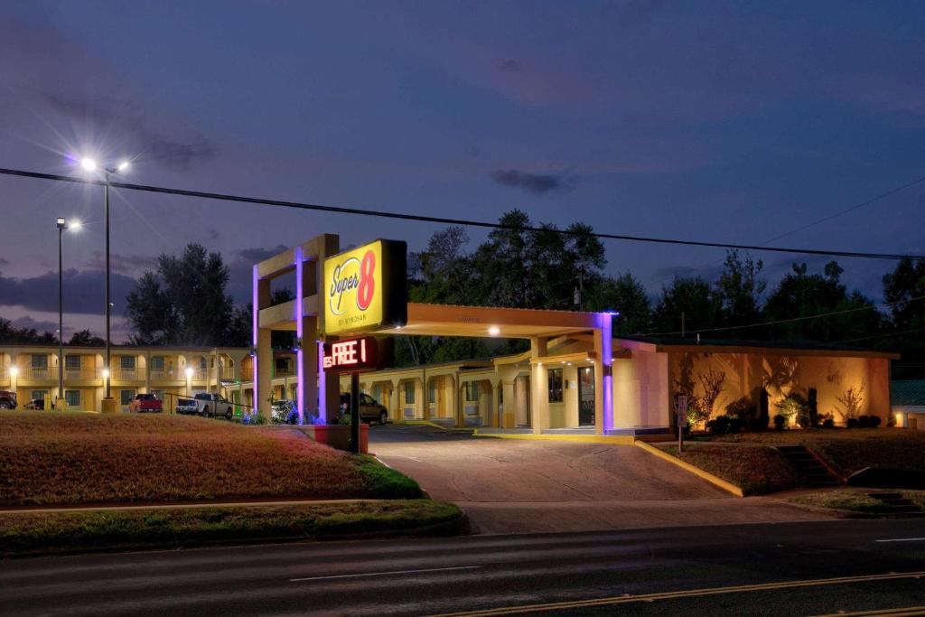 Palestine Hotel | Super 8 by Wyndham Palestine TX