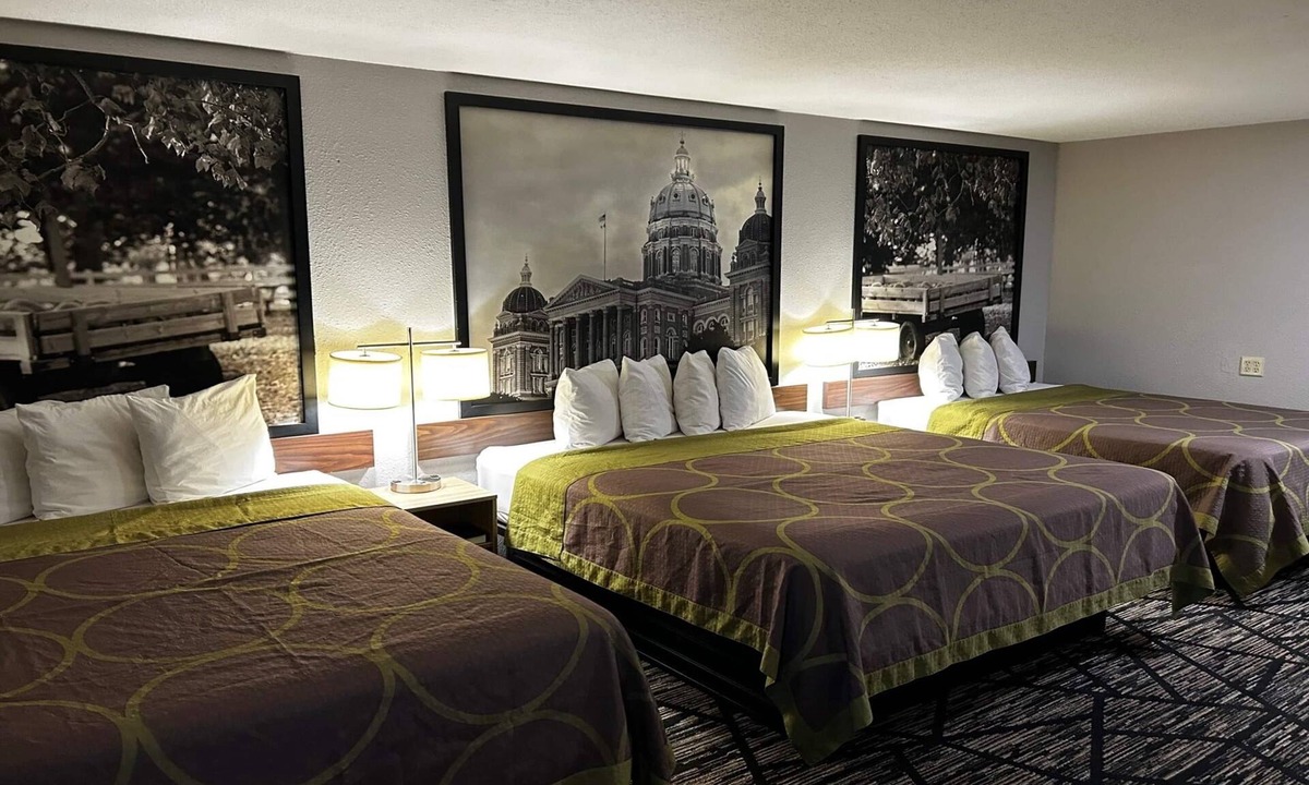 Pella Hotel | Super 8 by Wyndham Pella