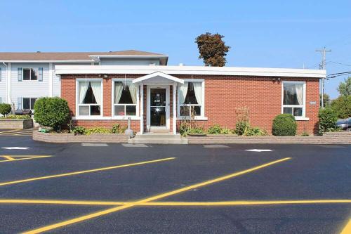 Laurentian Valley Hotel | Super 8 by Wyndham Pembroke