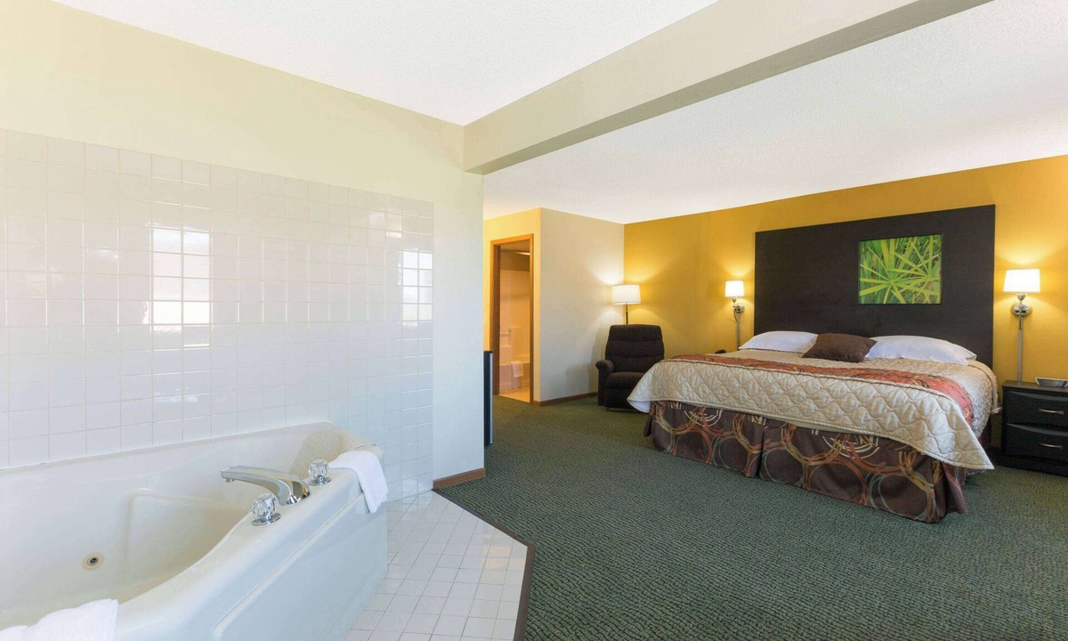 Perry Hotel | Super 8 by Wyndham Perry IA