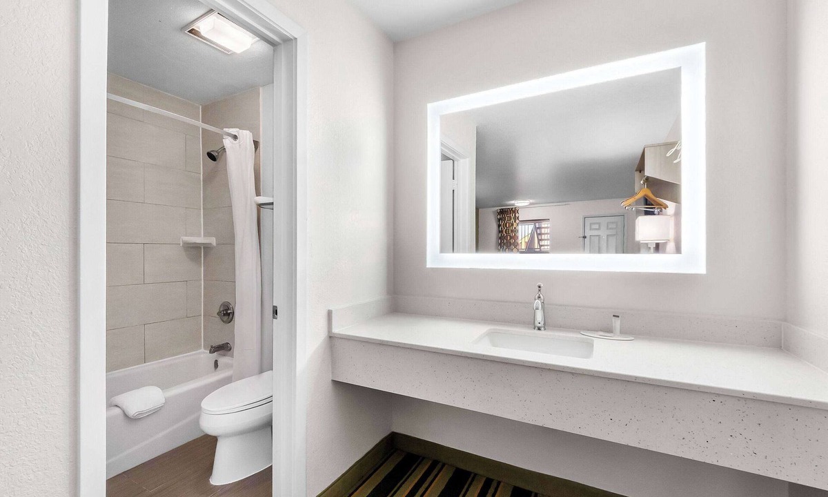 Pleasanton Hotel | Super 8 by Wyndham Pleasanton