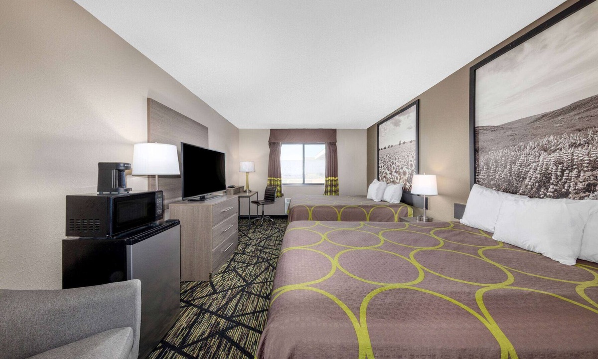 Pratt Hotel | Super 8 by Wyndham Pratt