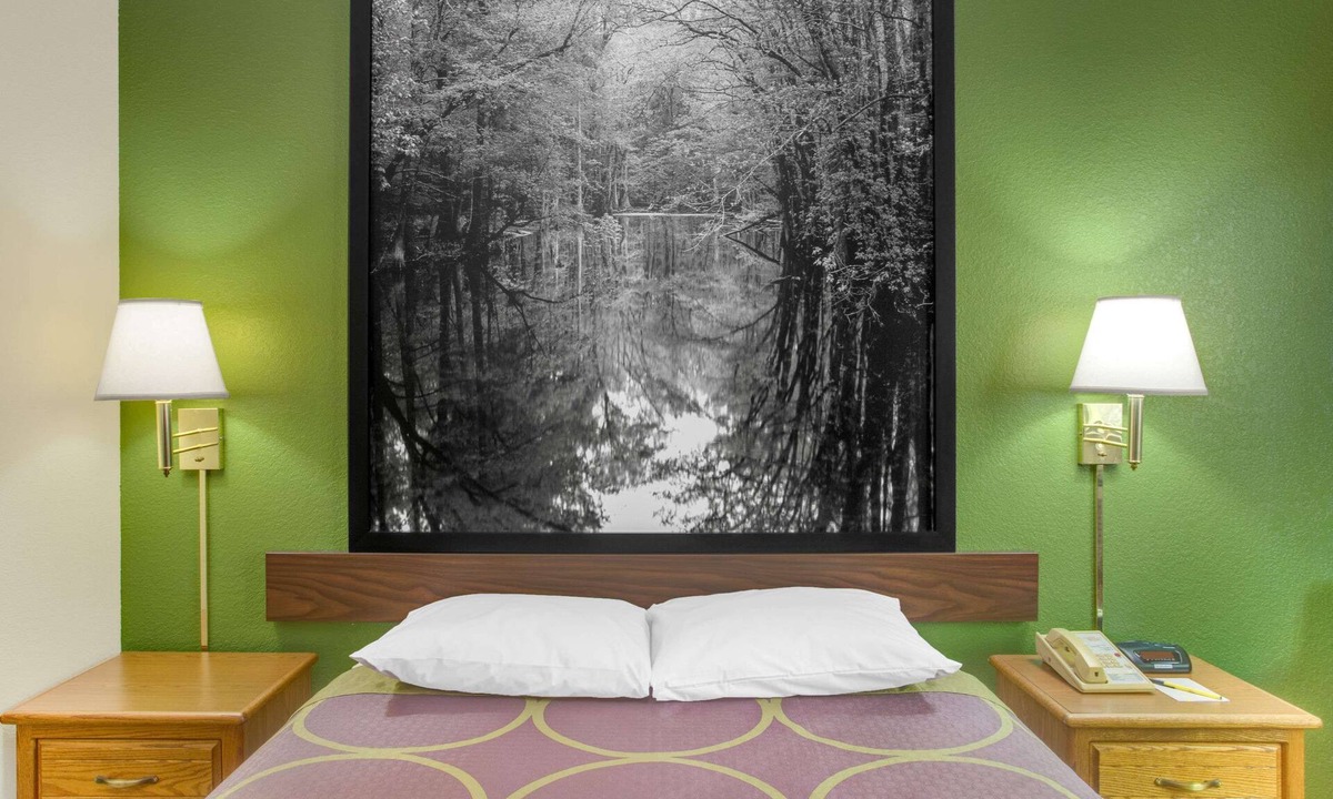 Radford Hotel | Super 8 by Wyndham Radford VA
