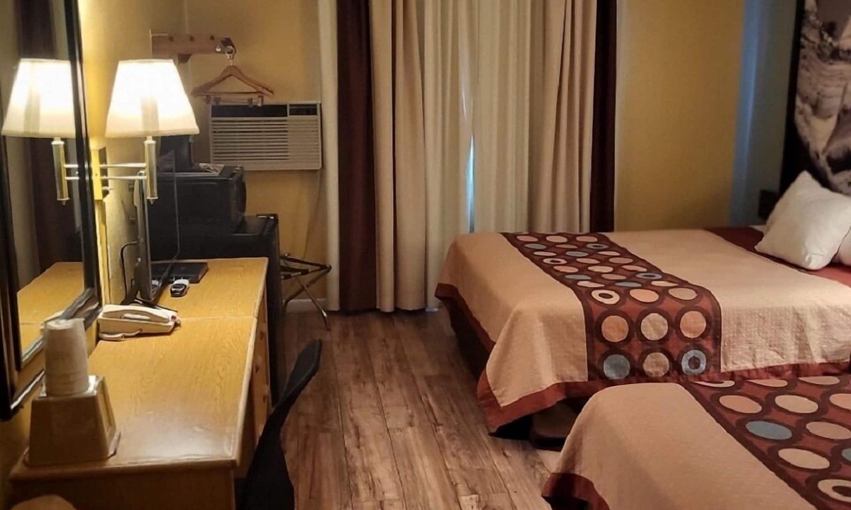 Raton Hotel | Super 8 by Wyndham Raton