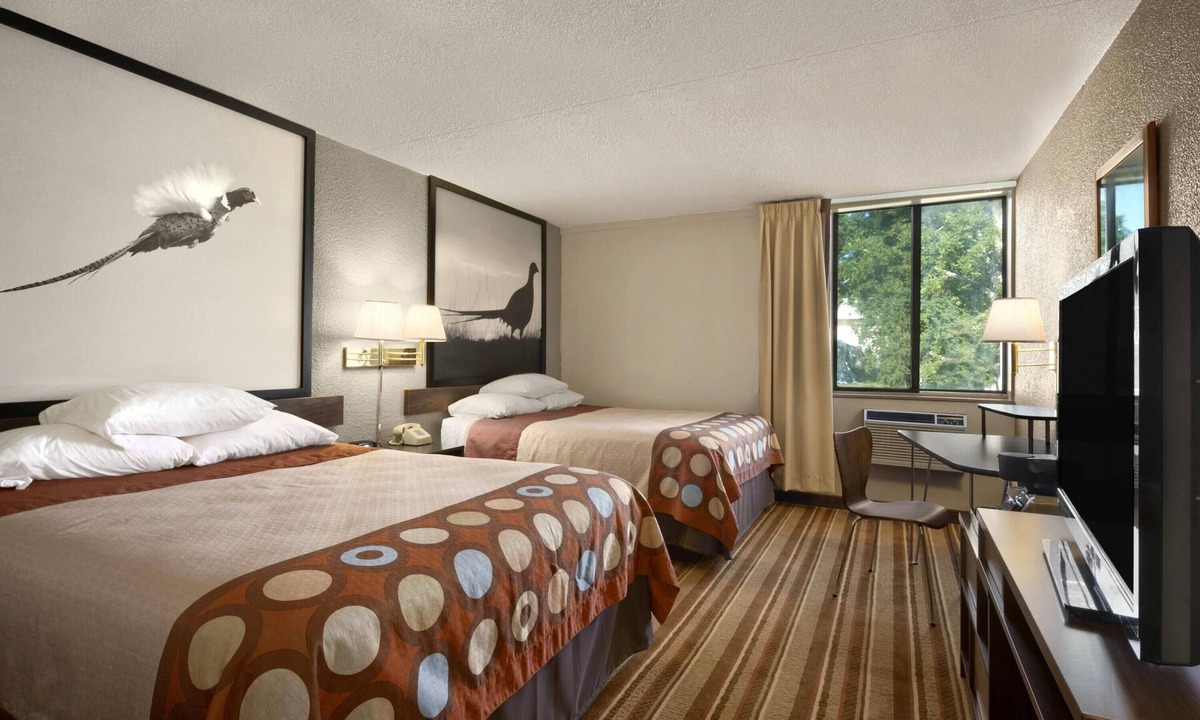 Redfield Hotel | Super 8 by Wyndham Redfield